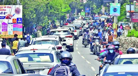 नैनीताल: सरोवर नगरी में भारी संख्या में उमड़ी पर्यटकों की भीड़, रेंग रेंग के चलते रहें वाहन