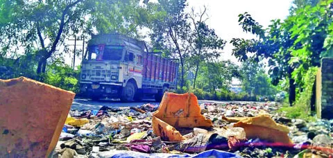 हल्द्वानी: नवीन मंडी रोड पर पांच सौ मीटर तक बिखरी है गंदगी, निगम प्रशासन बेपरवाह