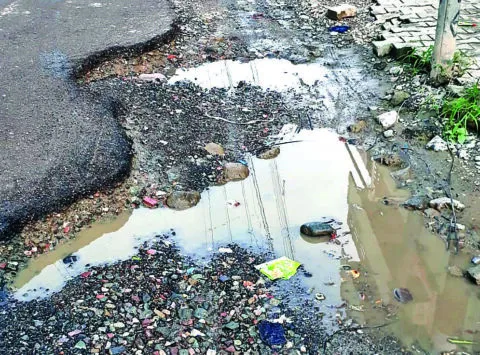 बेपरवाह ईई…जल संस्थान की पेयजल लाइन तीन माह से टूटी