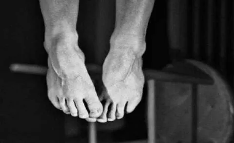 शनिवार को बीवी ने बचाया, सोमवार को घर के पास जंगल में लटकती मिली लाश