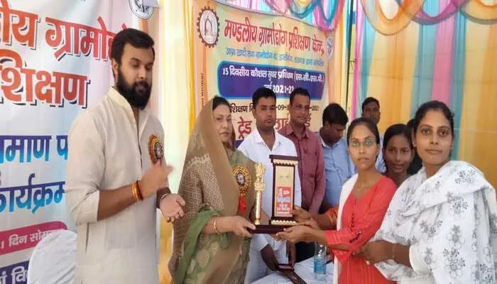 उन्नाव में सिलाई, मेहंदी, पेंटिंग, चिकनकारी प्रशिक्षण कार्यक्रम का हुआ समापन