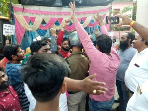 हल्द्वानी: आमरण अनशन पर बैठे सफाई कर्मी को पुलिस ने उठाया, देखें वीडियो