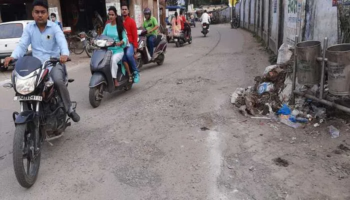 अयोध्या के कई प्रमुख मार्ग गड्ढों में तब्दील, हादसों को दे रहे निमंत्रण