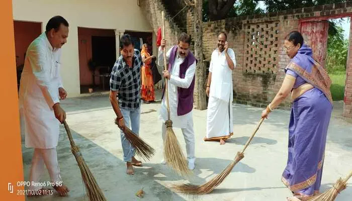 हरदोई: बाबा श्री नींब करौरी धर्मार्थ संत सेवाश्रम पर जिला पंचायत अध्यक्ष प्रेमावती ने किया श्रमदान