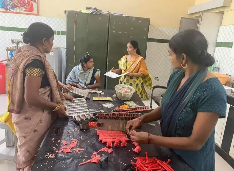 बरेली: मोमबत्ती निर्माण का प्रशिक्षण प्राप्त कर स्वावलंबी हो रही महिलाएं