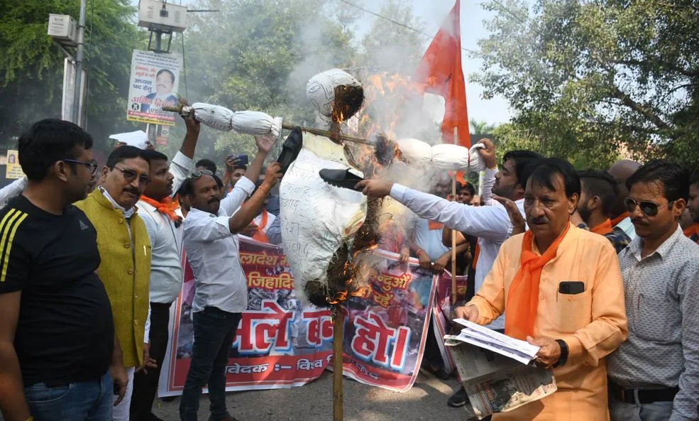 बरेली: विश्व हिन्दू परिषद ने जलाया बांग्लादेश सरकार का पुतला