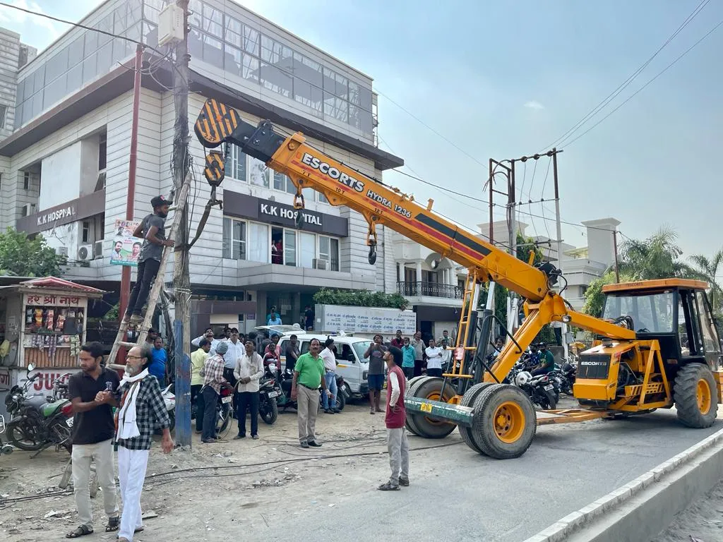 बरेली: आदर्श रोड में बाधा बने बिजली के खंभों की शिफ्टिंग शुरू