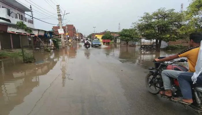 हरदोई: जल निकासी की व्यवस्था न होने के कारण नगर पंचायत हुआ जलमग्न