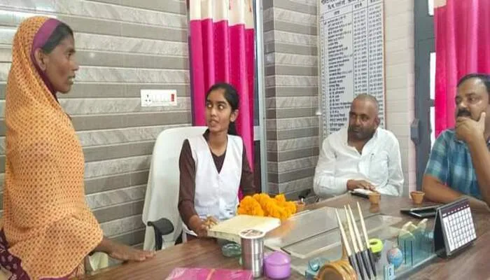 कुशीनगर: एक दिन की बीडीओ बनी गरिमा, साफ-सफाई के दिए निर्देश