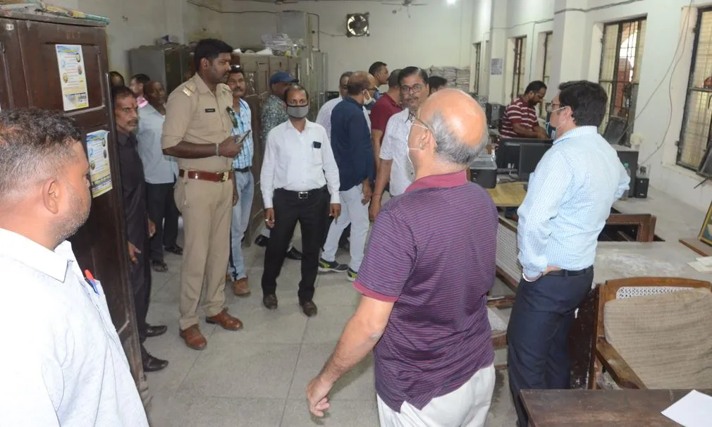 बरेली: गेट तोड़कर घुसे छात्र, कर्मचारी को पीटा