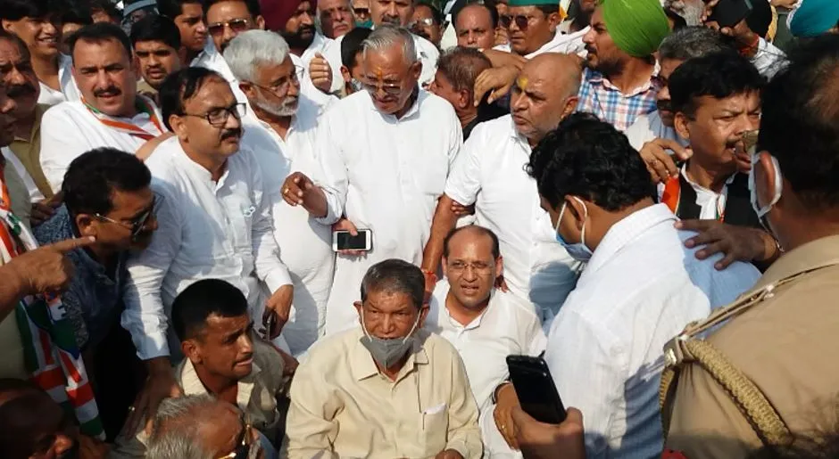 बरेली: हरीश रावत दो घंटे हिरासत में रहे, कांग्रेसियों का हंगामा