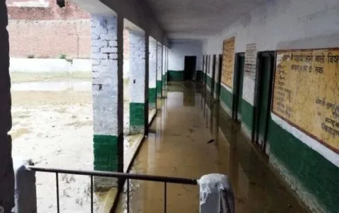 इस गांव में जान हथेली में रखकर पढ़ने को मजबूर नौनिहाल
