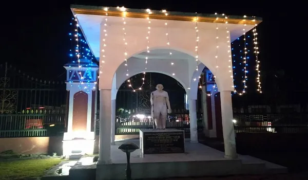 रामपुर: गांधी जयंती की पूर्व संध्या पर रंग-बिरंगी रोशिनयों से जगमगाई गांधी समाधि