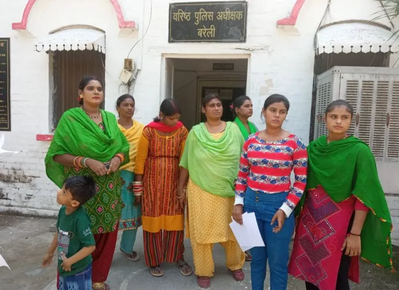 बरेली: कैंटीन व दुकानों पर किया कब्जा, एसएसपी से शिकायत