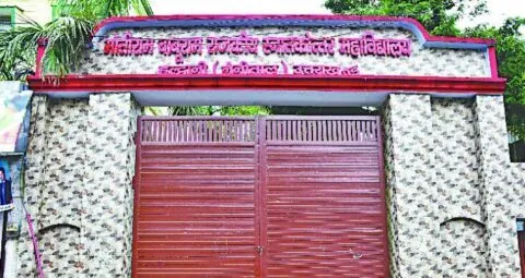 हल्द्वानी: सीटें बढ़ाने की मांग को लेकर प्राचार्य को घेरा