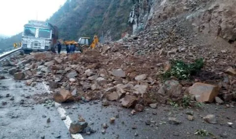 गरमपानी: भौर्या बैंड से पास पहाड़ी दरकने से बढ़ा खतरा