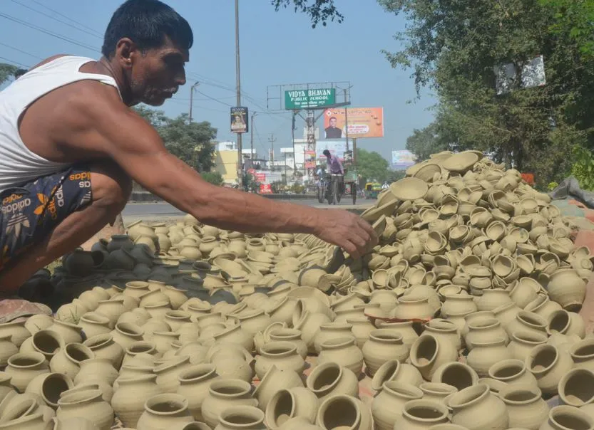 बरेली: दीये के ऑर्डर मिले तो कुम्हारों की चाक ने पकड़ी रफ्तार