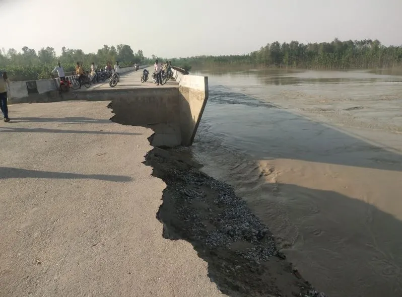 बरेली: किच्छा नदी पर बने पुल का कोना बहा, 100 किमी दूर हुआ शेरगढ़