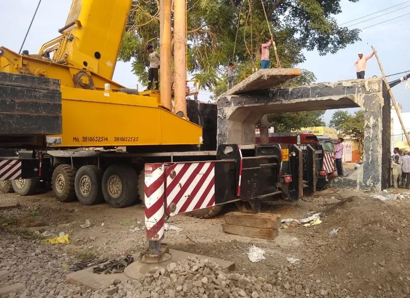 बरेली: कुदेशिया पर रेलवे अंडर पास के लिए रखे गए 11 सेगमेंट बाक्स