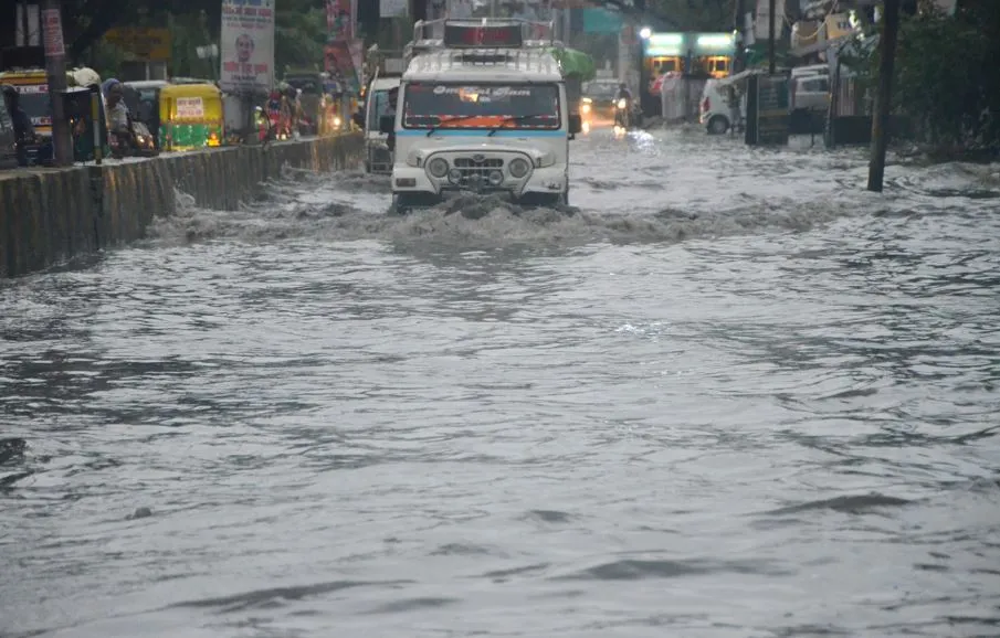 बरेली: बेमौसम बारिश ने बढ़ाई मुसीबत, सड़कों पर भरा पानी