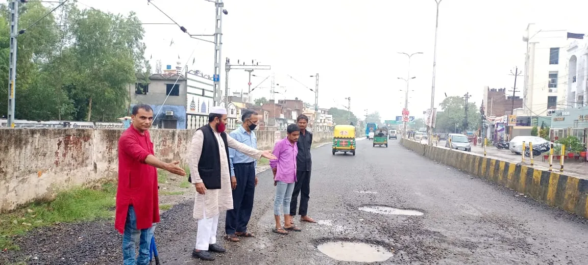बरेली: 10 दिनों में ही टूटने लगी नई बनी सिटी स्टेशन की रोड