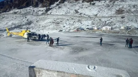 उत्तराखंड: केदारनाथ धाम में खिली धूप, पिघलने लगी बर्फ