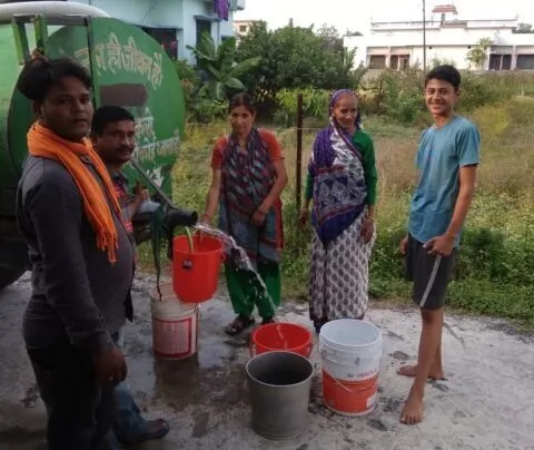 हल्द्वानी: करवाचौथ पर भूखे पेट महिलाओं को ढोना पड़ा पानी