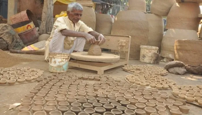 जौनपुर: दीपावली नजदीक आते ही तेज हुई चाक की रफ्तार