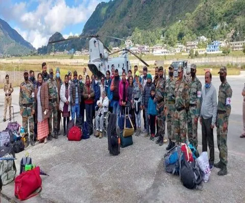 अल्मोड़ा: सेना ने चिनूक से शुरू किया रेस्क्यू, एक पर्यटक की मौत