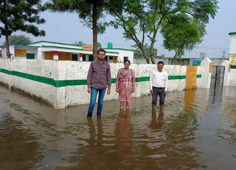 बरेली: जिले के करीब 56 स्कूलों में घुसा बाढ़ का पानी