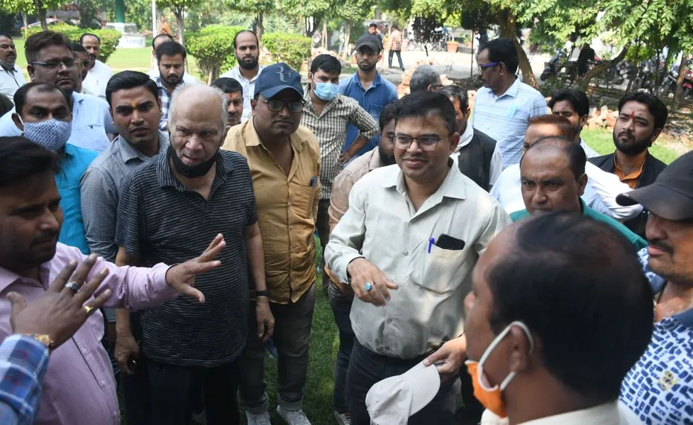 बरेली: नगर निगम के इंजीनियरों के खिलाफ ठेकेदारों का हल्ला बोल