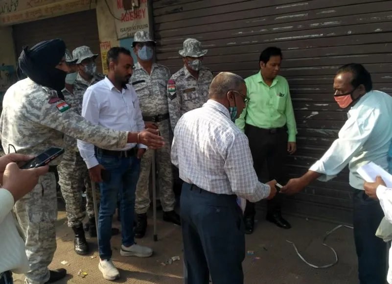 बरेली: दुकानों को सील करने पहुंची टीम से दुकानदारों की नोकझोंक