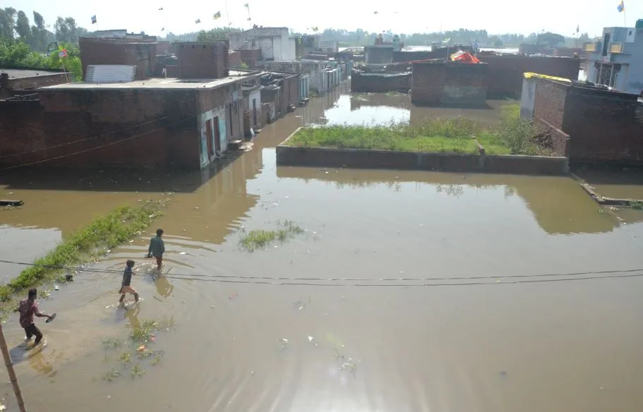 बरेली: बाकरगंज के 500 से अधिक मकान पानी से घिरे, दहशत