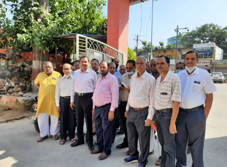 बरेली: डेलापीर तालाब की सफाई बनी मुसीबत, कैलाशपुरम में भर रहा पानी