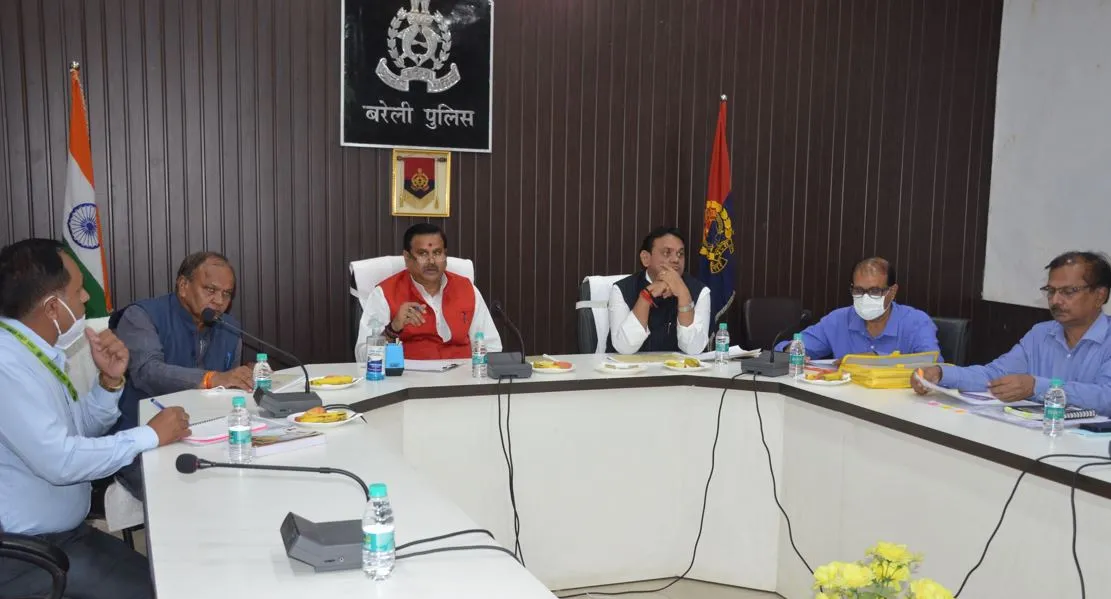 बरेली: पुलों के निर्माण में तेजी लाएं अधिकारी