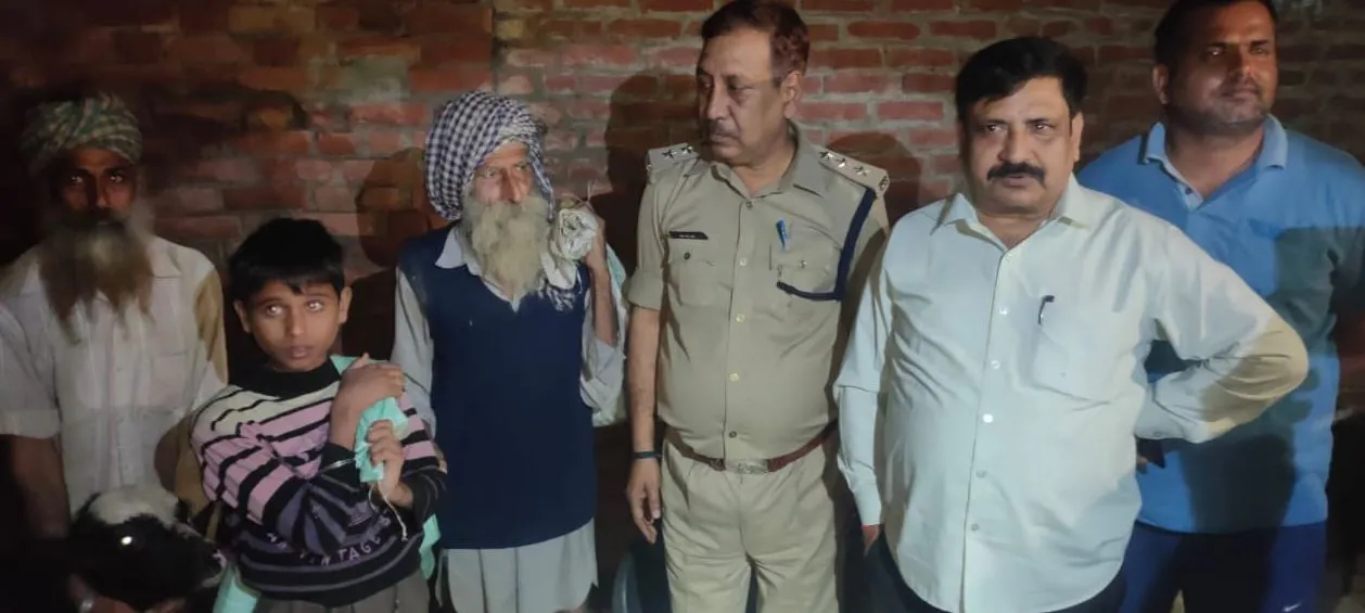 बरेली: बाढ़ में फंसे दो परिवारों को एसडीएम व पुलिस ने बचाया
