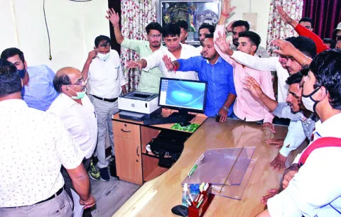 70 फीसद कट-ऑफ पर भड़के छात्र, प्राचार्य का घेराव, दो घंटे तक कॉलेज में की नारेबाजी