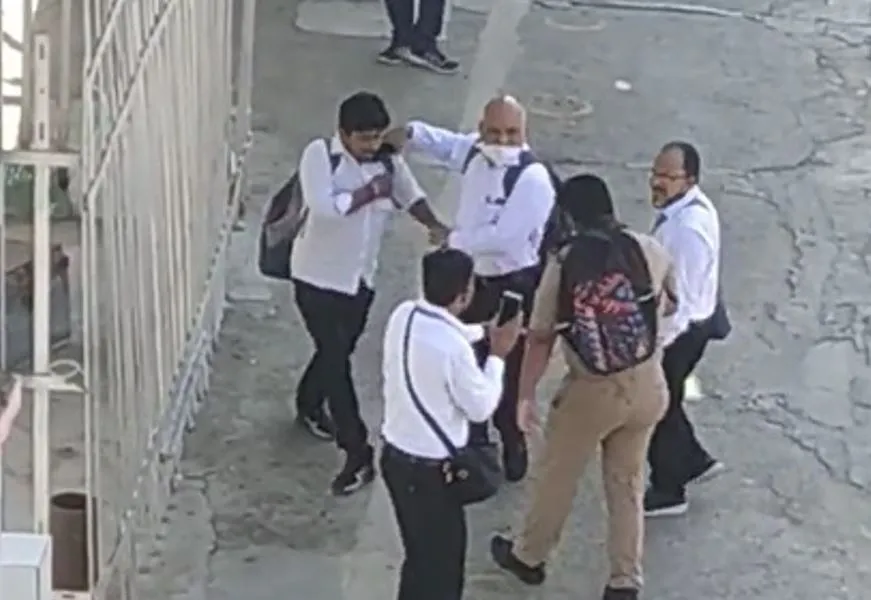 बरेली: टिकट चेकिंग स्टाफ और सिपाही के बीच मारपीट का वीडियो वायरल