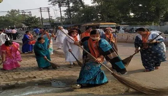 हरदोई में झाड़ू लगाकर महिलाओं ने दिया स्वच्छता का संदेश