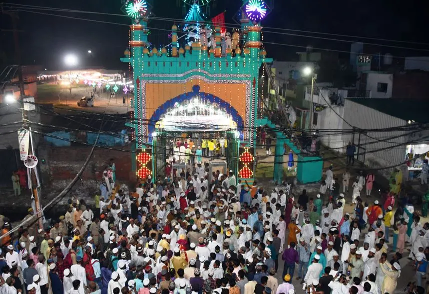 बरेली: मसलके आला हजरत के नारों के बीच लहराया गया रजवी परचम
