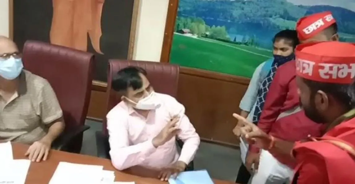 बरेली कॉलेज में छात्र और शिक्षक में नोकझोंक