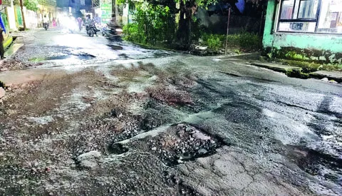 हल्द्वानी: जल संस्थान-मेडिकल कॉलेज की नूराकुश्ती में बर्बाद हो गई सड़क