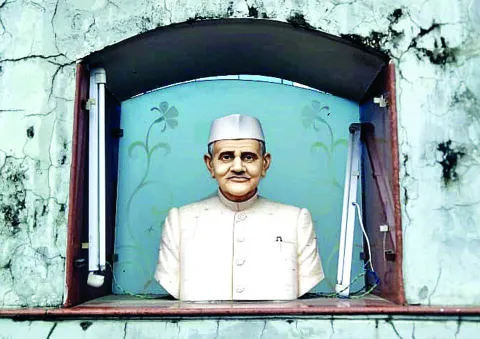 ‘बापू और शास्त्री की प्रतिमाओं पर छाई काहिली की धूल’