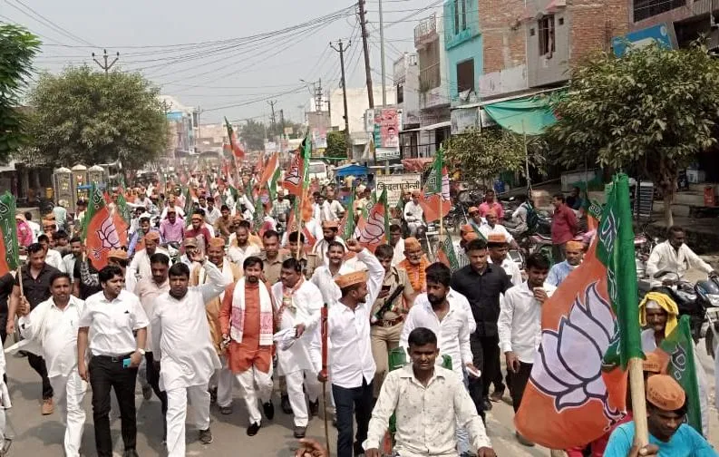 अमरोहा: विधायक के नेतृत्व में निकाली गई भाजपाइयों द्वारा तिरंगा बाइक यात्रा