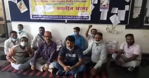 हल्द्वानी: मांगों की अनदेखी पर भड़के नगर निगम के सफाईकर्मी, धरने पर बैठे