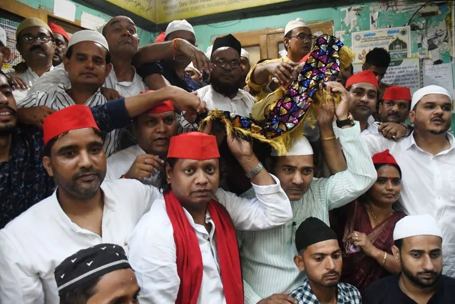 बरेली: दरगाह पर दिन भर चला सियासी चादरपोशी का सिलसिला