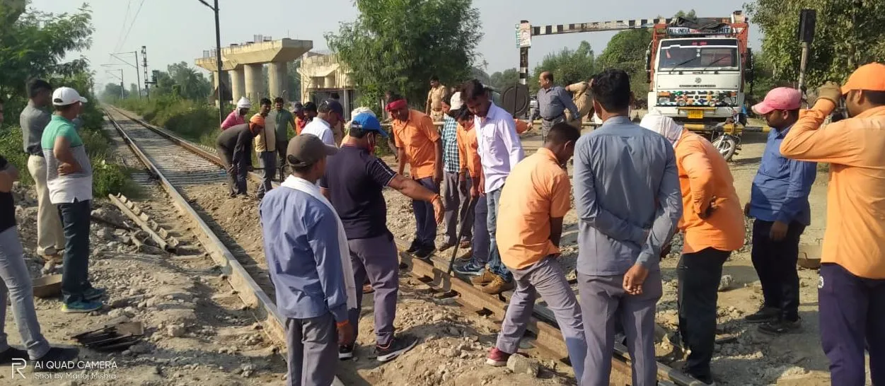 बरेली: हुलासनगरा रेलवे क्रॉसिंग 12 घंटे रही बंद, राहगीरों ने झेली दिक्कतें