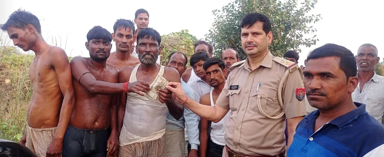 बरेली: बाढ़ में फंसा किसान, पेड़ पर चढ़कर बचाई जान, 72 घंटों बाद गोतखोरों ने किया रेस्क्यू