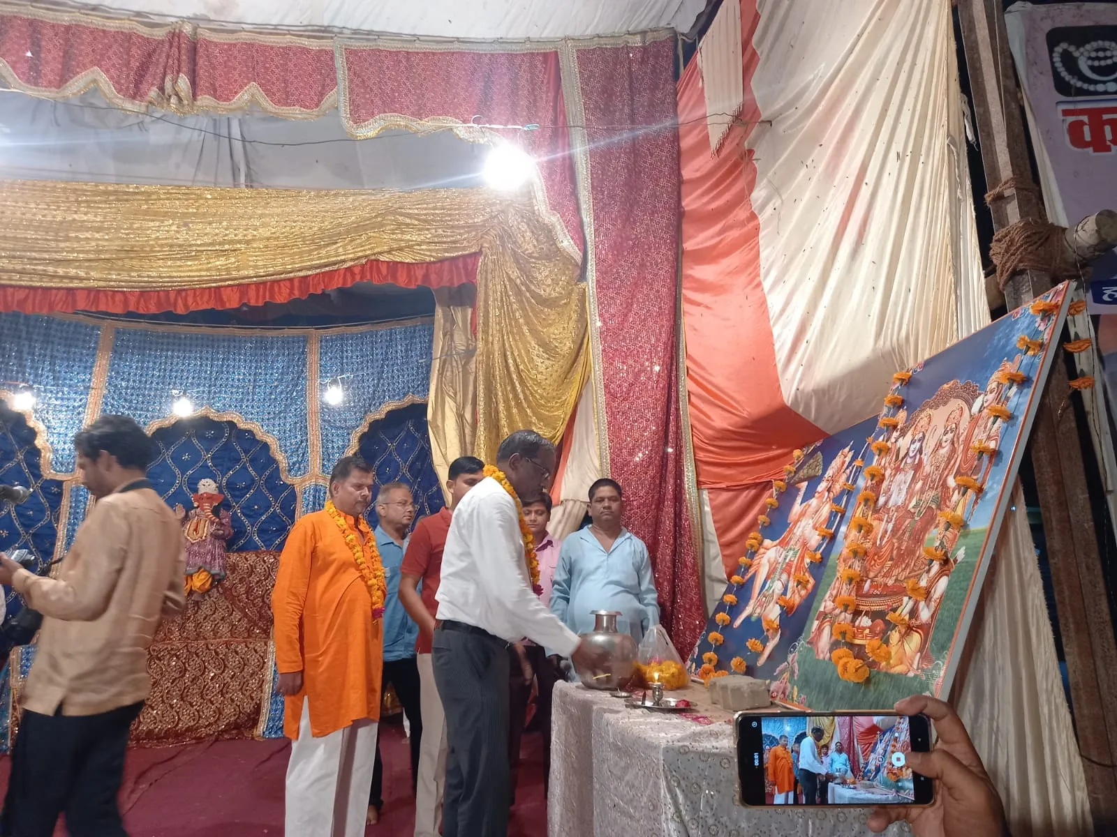 हरदोई: दीप प्रज्वलित कर राममोहन व धर्मवीर ने किया रामलीला का शुभारम्भ