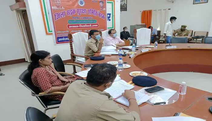 उन्नाव: जिलाधिकारी की अध्यक्षता में आयोजित हुई जिला सड़क सुरक्षा समिति की बैठक